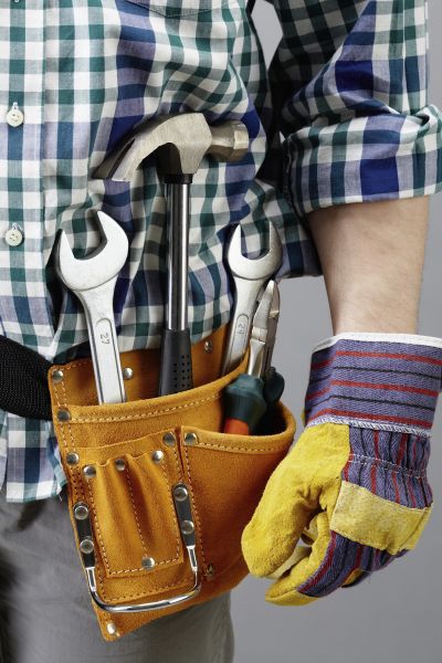 Eine Person die eienen Werkzeuggürtel trägt