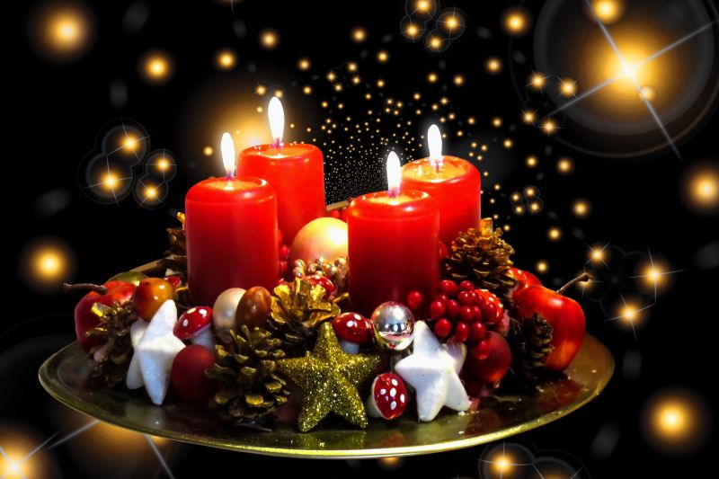Adventskranz mit 4 roten brennenden Kerzen
